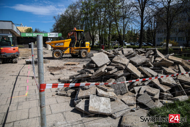 To miejsce nazywano „pułapką dla pieszych”. Ruszył remont przy pawilonach na Osiedlu Młodych [FOTO]