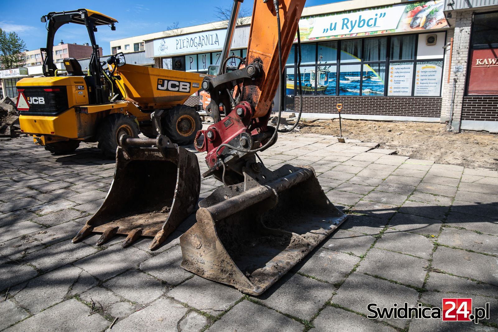To miejsce nazywano „pułapką dla pieszych”. Ruszył remont przy pawilonach na Osiedlu Młodych [FOTO]