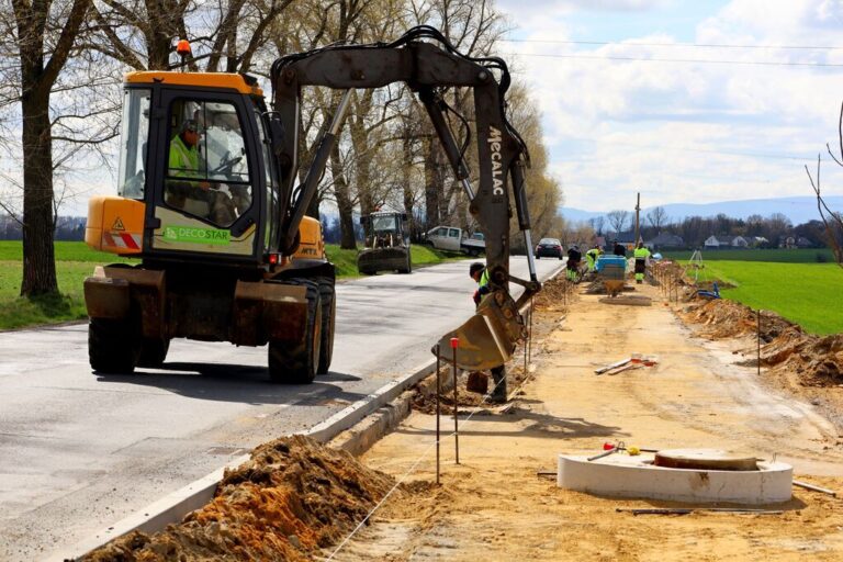 Rowerowa trasa mająca połączyć Świdnicę z Żarowem nabiera kształtów. Trwa budowa nowej ścieżki [FOTO]