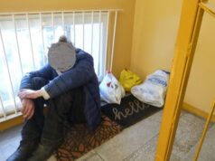 Porzucony pies, podrzucony gruz, bezdomny koczujący na klatce schodowej. Interwencje straży miejskiej