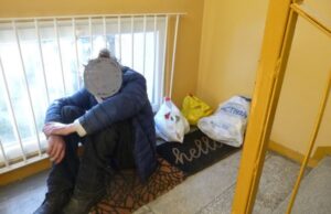 Porzucony pies, podrzucony gruz, bezdomny koczujący na klatce schodowej. Interwencje straży miejskiej