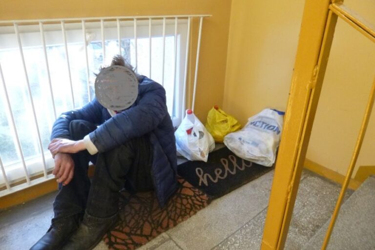 Porzucony pies, podrzucony gruz, bezdomny koczujący na klatce schodowej. Interwencje straży miejskiej