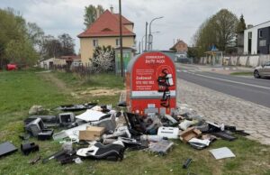 Dzikie wysypisko uprzątnięte, ale już pojawiły się nowe śmieci. Będą zmiany dotyczące pojemników na elektroodpady?