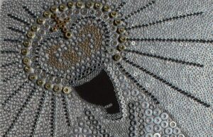 Zaskakujące obrazy z metalowych elementów. Wystawa „Matka i Syn” wkrótce w Wieży Ratuszowej