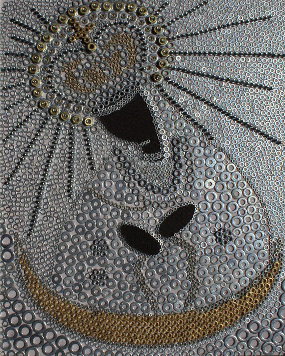 Zaskakujące obrazy z metalowych elementów. Wystawa „Matka i Syn” niedługo w Wieży Ratuszowej