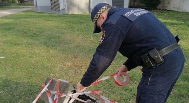 Problemy śpiącego podróżnego, podrzucony gruz. Interwencje straży miejskiej