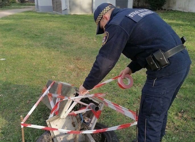 Problemy śpiącego podróżnego, podrzucony gruz. Interwencje straży miejskiej