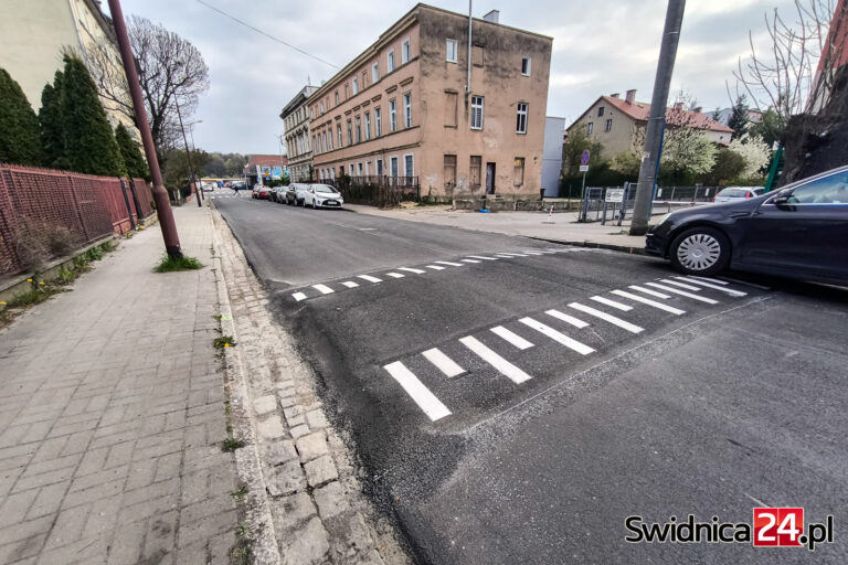 Tołstoja po remoncie. „Przez spowalniacze można uszkodzić samochód” [FOTO]