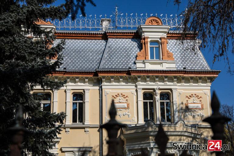 Zabytkowa willa odzyskała dawny blask. Odrestaurowany budynek wyłonił się spod rusztowań [FOTO]