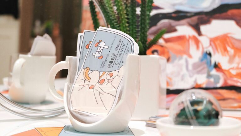 Jak wyróżnić się w morzu darmowych smyczy i kubków? Strategie, by Twoje stoisko firmowe było najbardziej oblegane