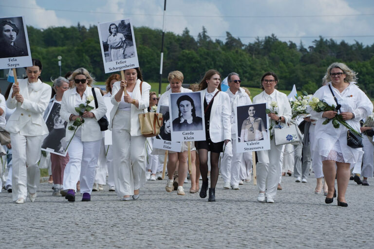 Przeszli w Białym Marszu z Rogoźnicy do Gross-Rosen. Pamięci więźniarek, przeciw wojnom [FOTO]