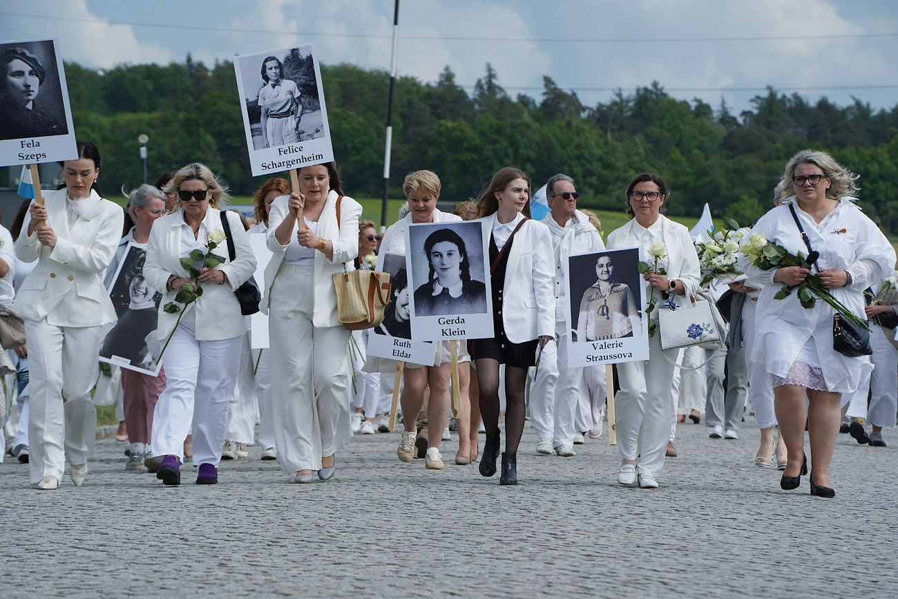 Przeszli w Białym Marszu z Rogoźnicy do Gross-Rosen. Pamięci więźniarek, przeciw wojnom [FOTO]