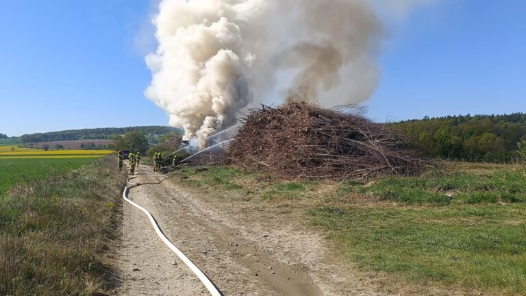 Strażacy z powiatu świdnickiego pomagają gasić pożar w okolicach Zimnika [FOTO]