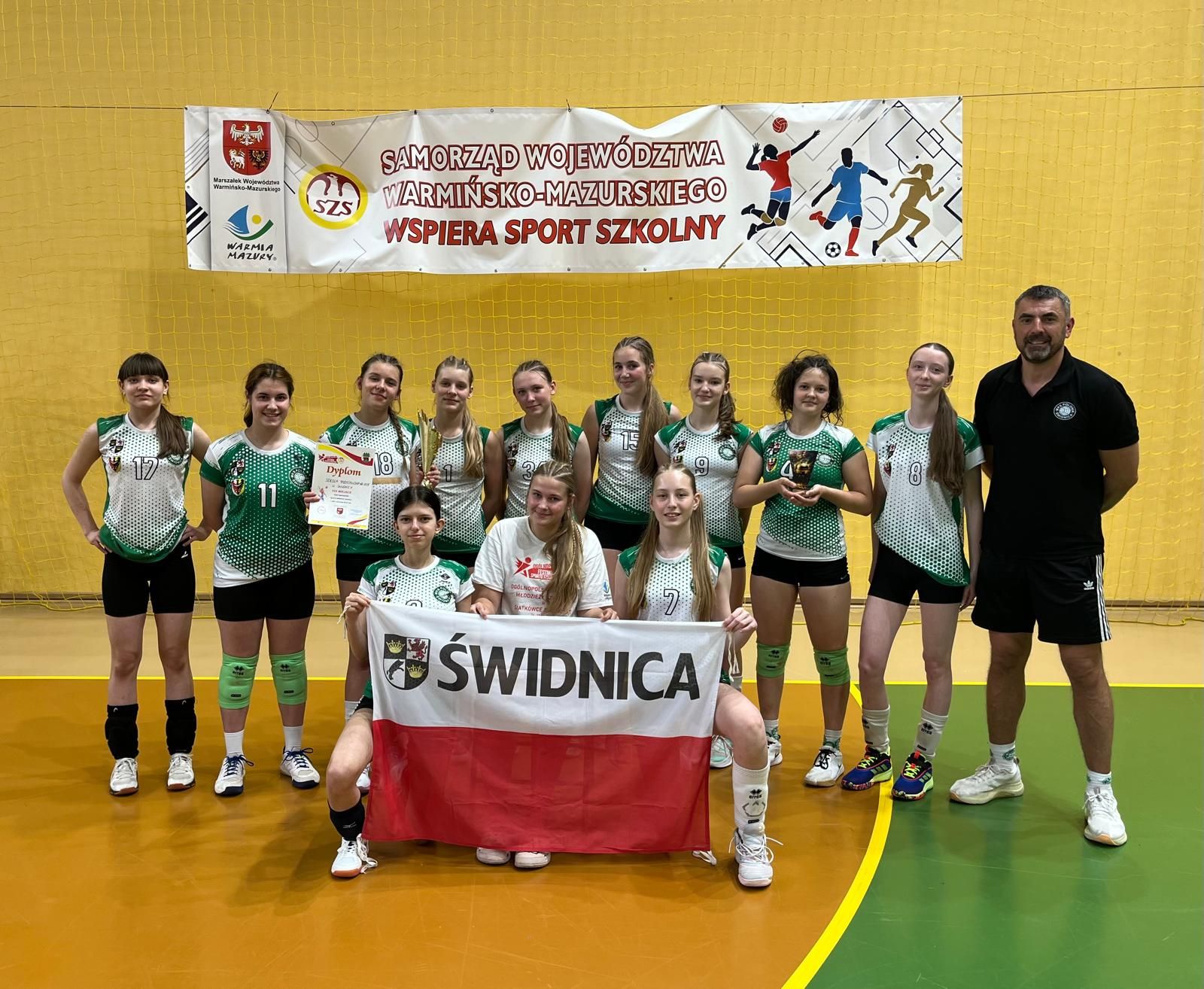 Świdnickie siatkarki w ścisłej, jrajowej czołówce
