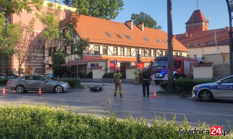 Czołowe zderzenie osobówki z motocyklem na Alei Niepodległości [FOTO]