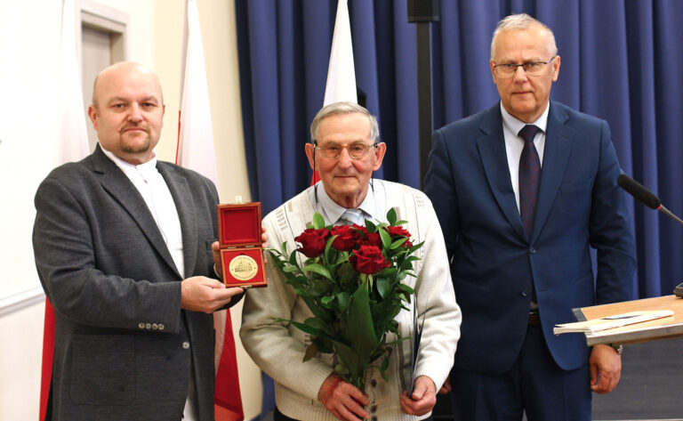 „Wychował kilka pokoleń mieszkańców gminy”. Pedagog i samorządowiec honorowym obywatelem [FOTO]