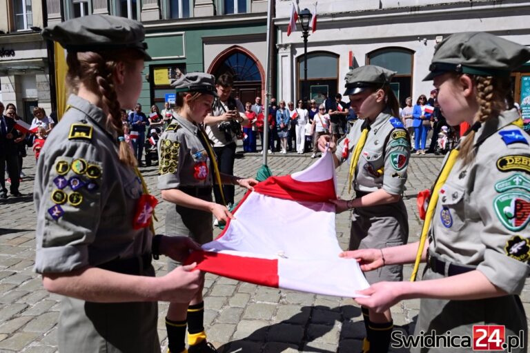 Uroczyście i tanecznie Świdniczanie świętowali Dzień Flagi [FOTO/VIDEO]