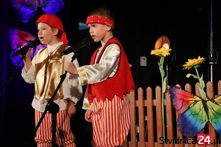 Barwne stroje i dziecięce śpiewy na scenie. Rozpoczął się 34. Festiwal Piosenki Przedszkolnej w Świdnicy [FOTO/VIDEO]