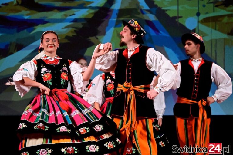 Barwny folklor dla wszystkich Mam. Pokolenia tancerzy w wyjątkowym koncercie w Świdnicy [FOTO/VIDEO]