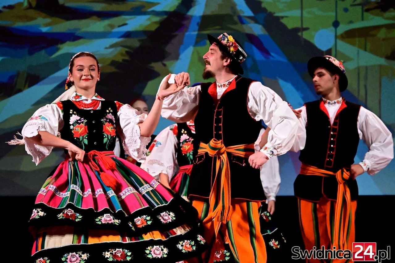 Barwny folklor dla wszystkich Mam. Pokolenia tancerzy w wyjątkowym koncercie w Świdnicy [FOTO/VIDEO]