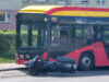 Otarł się o busa i miejski autobus. Motocyklista skończył z mandatem