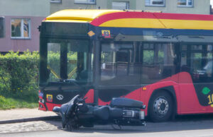 Otarł się o busa i miejski autobus. Motocyklista skończył z mandatem