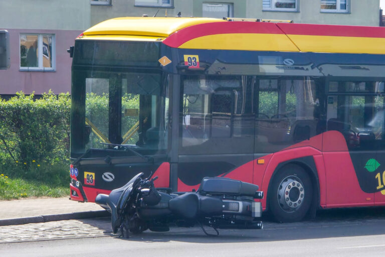 Otarł się o busa i miejski autobus. Motocyklista skończył z mandatem