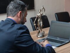 Do kogo po pomoc prawną – radca czy adwokat? Kilka praktycznych wskazówek