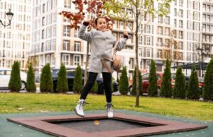 Od jakiego wieku dziecko może skakać na trampolinie wkopanej w ziemię?