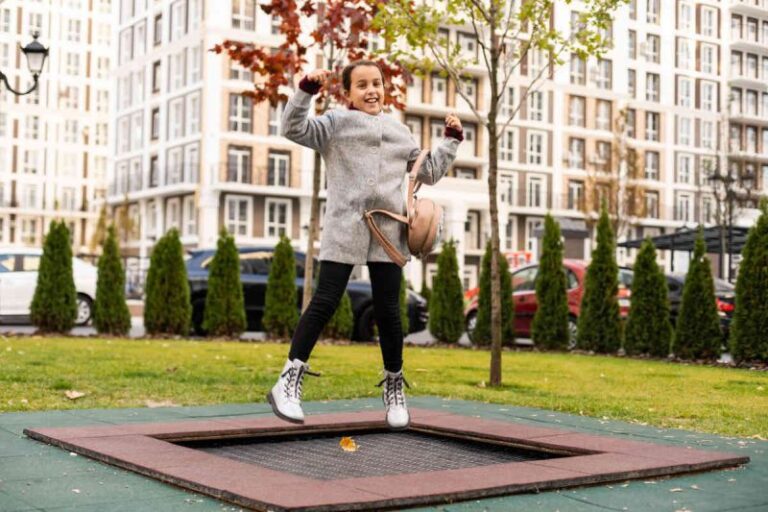 Od jakiego wieku dziecko może skakać na trampolinie wkopanej w ziemię?
