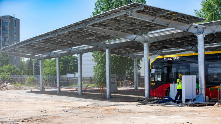 Prąd z paneli i turbin zasili świdnickie „elektryki”. Trwa realizacja wielomilionowej inwestycji [FOTO]
