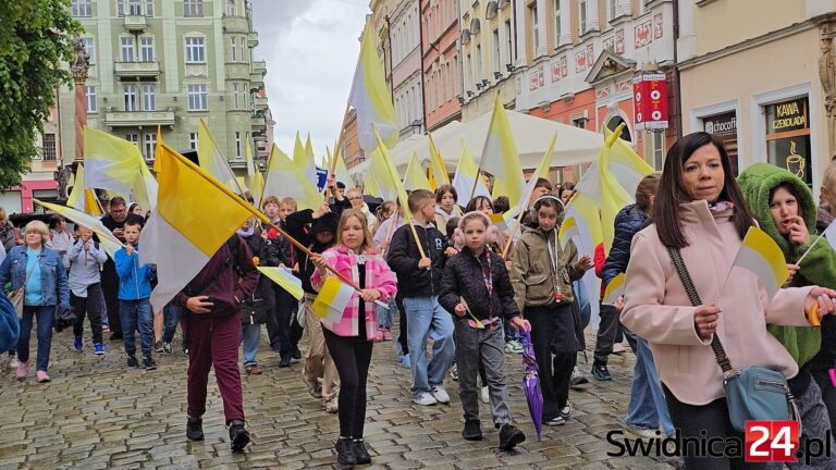 „Wypływamy na głębię”. Dzieci przemaszerowały przez Świdnicę z okazji Dni Papieskich [FOTO]