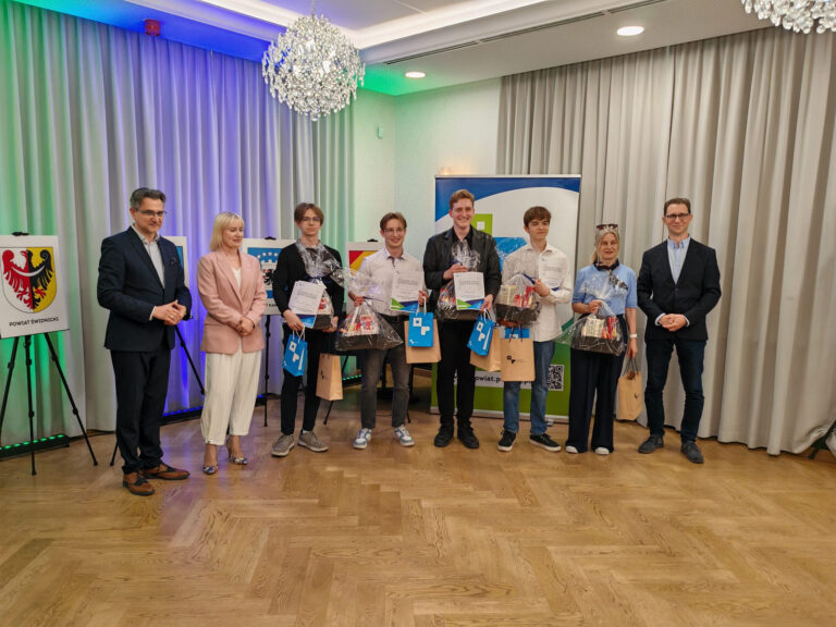 Młodzież z powiatu świdnickiego najlepsza w międzypowiatowym konkursie matematycznym [FOTO]