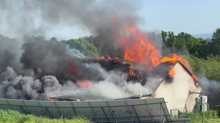 Pożar domu w Niegoszowie. Mieszkańcy ewakuowali się przed przybyciem służb [FOTO/VIDEO]