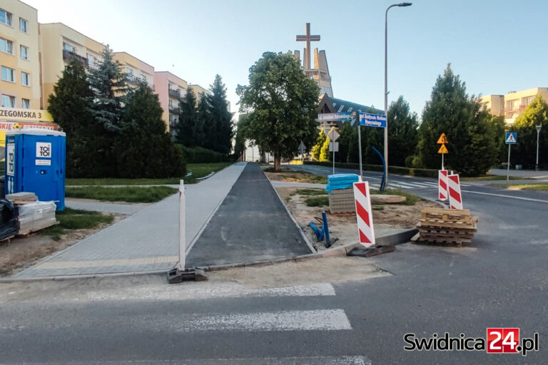 Budują nową ścieżkę łączącą Osiedle Młodych z centrum. Pierwszy odcinek już gotowy [FOTO]