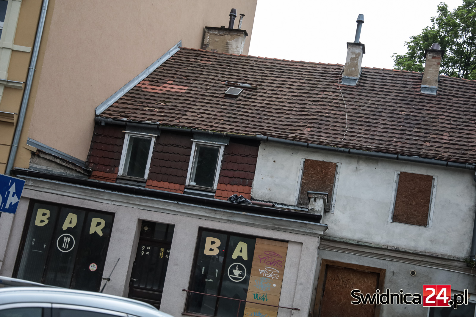 Dawniej mieściła się tam popularna gospoda i bar „U Michała”. Niszczejący budynek zostanie zburzony