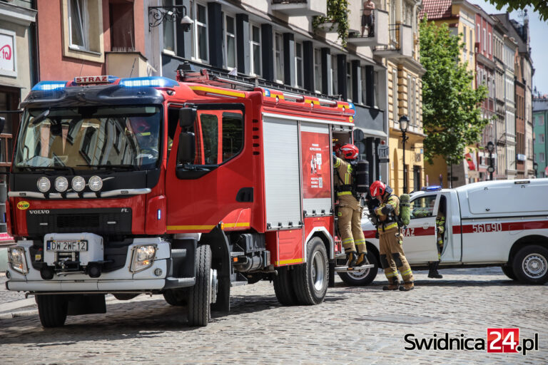 Zadymienie w mieszkaniu. Strażacy interweniowali w kamienicy przy świdnickim Rynku [FOTO]