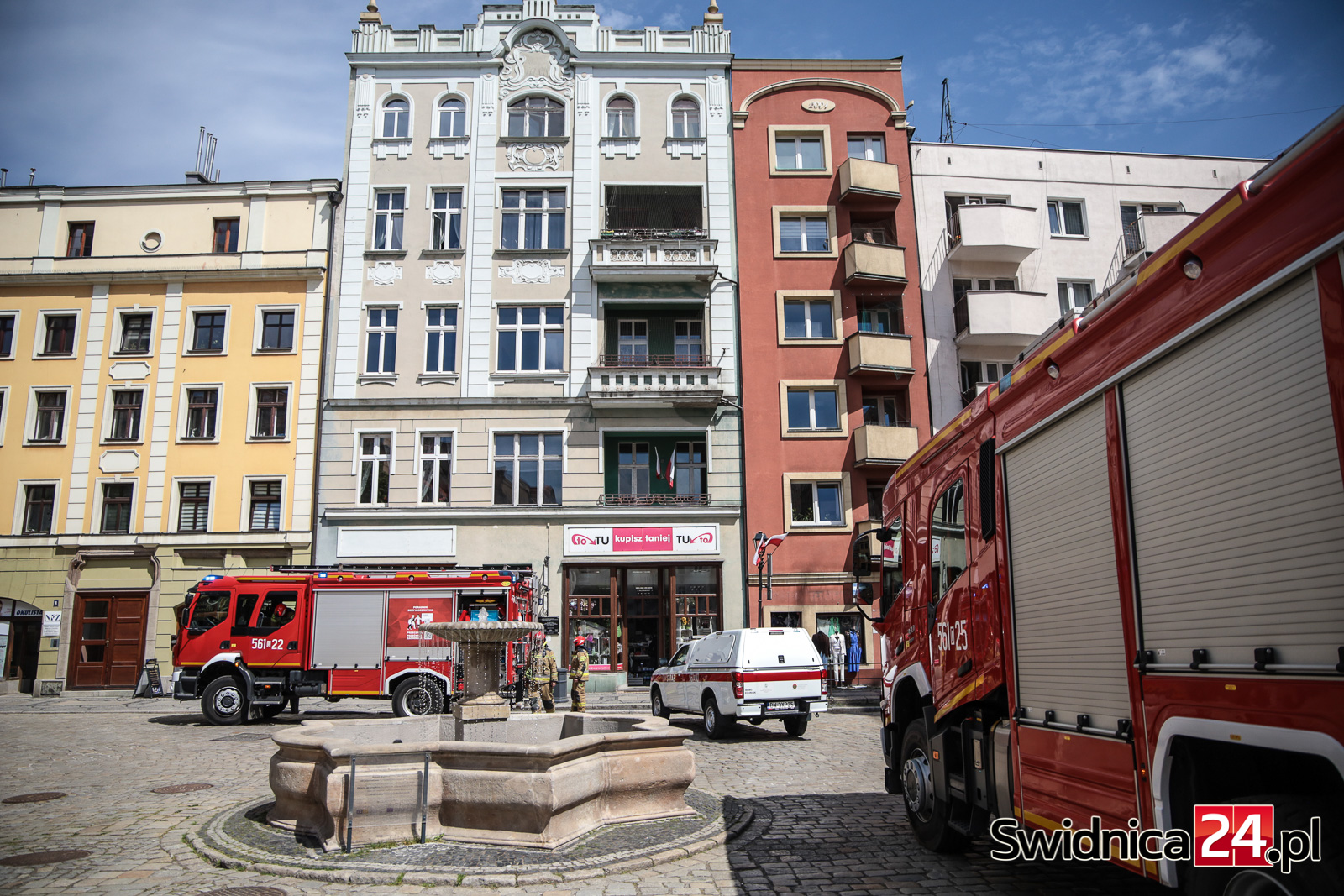Zadymienie w mieszkaniu. Strażacy interweniowali w kamienicy przy świdnickim Rynku [FOTO]