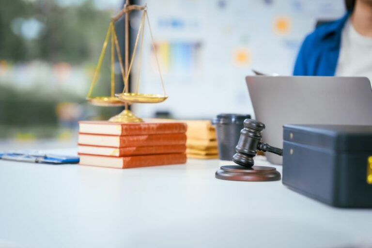 Studia prawnicze online – czy mieszkając poza dużym miastem, można zdobyć prestiżowe wykształcenie prawnicze?