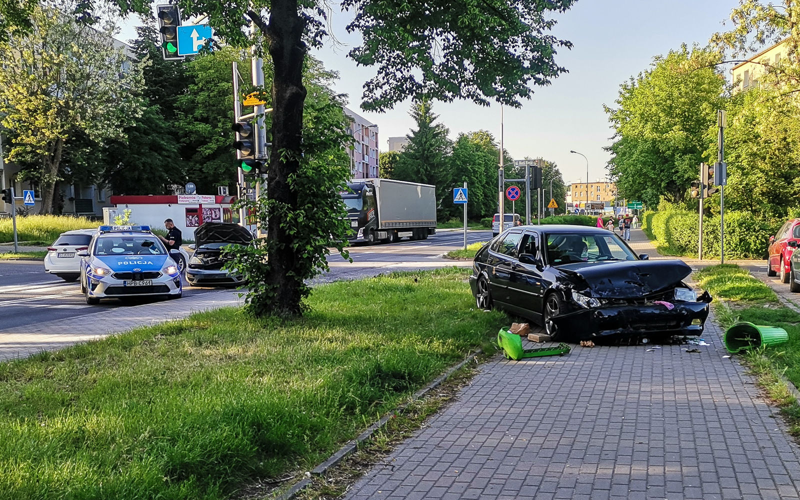 Zderzenie dwóch aut na skrzyżowaniu Zamenhofa i Kunic [FOTO]