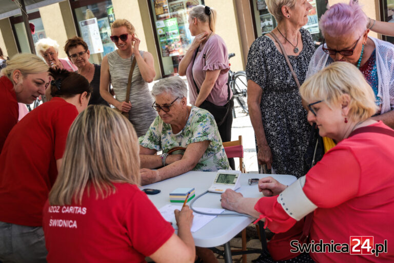 Amazonki zapraszają Świdniczanki do badań. Akcja „Badamy nie tylko mamy” [FOTO]