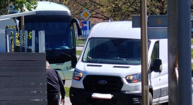 automat do paczek ul. Polna Droga niszczony trawnik i chodnik (1)