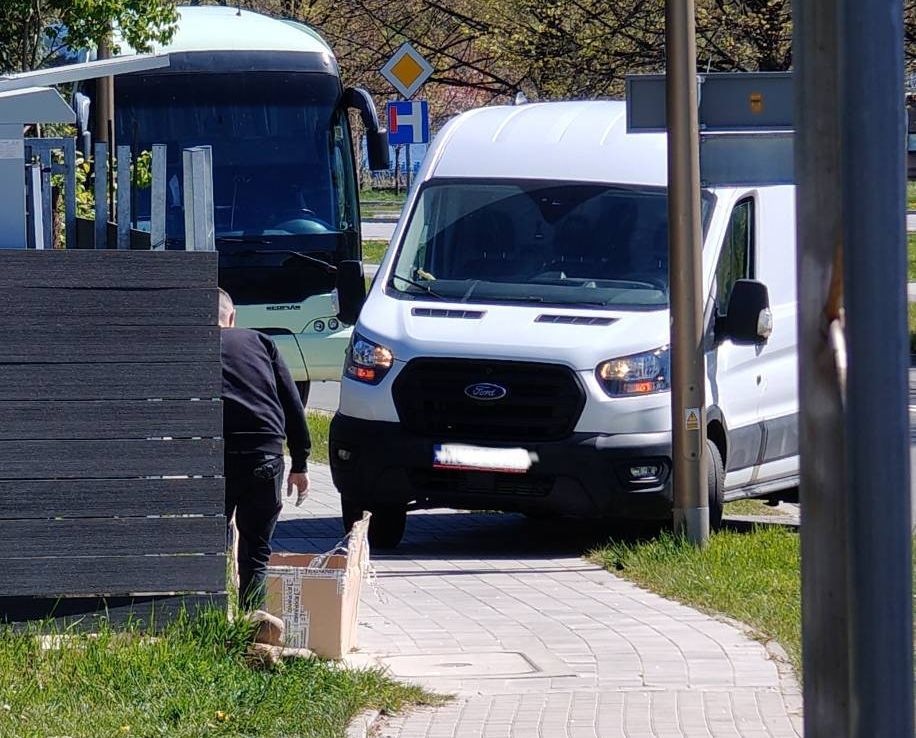 „Za brak refleksji zapłacą mieszkańcy”, czyli automat paczkowy na Polnej Drodze w Świdnicy [FOTO]
