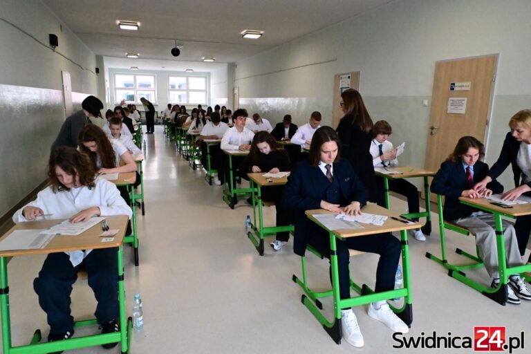 Ósmoklasiści rozpoczęli egzaminy. Na początek mierzą się z językiem polskim [FOTO]