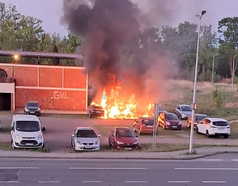 Pożar samochodów i przyczepy na osiedlu Zawiszów [FOTO]