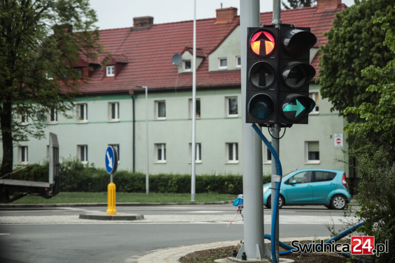 „Notorycznie wjeżdżają na czerwonym”. Kłopoty z zastępczą sygnalizacją