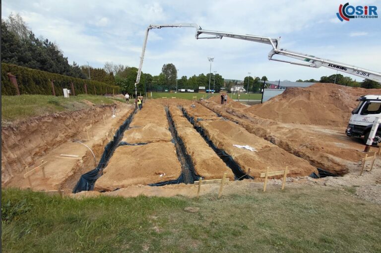 Nowoczesna szatnia powstaje przy kompleksie boisk w Strzegomiu [FOTO]