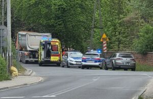 Zderzenie ciężarówki z motocyklem w Mrowinach