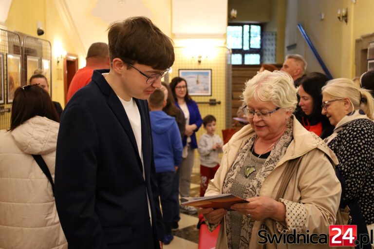 Ponad ulicami i ponad codziennością. 16-letni fotograf pokazał Świdnicę na wystawie [FOTO]
