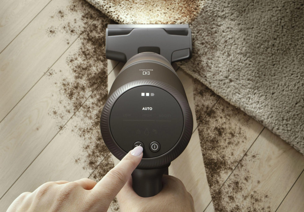 Jak ograniczyć kontakt z kurzem podczas codziennego sprzątania? Przykład Electrolux Absolute Hygienic 800